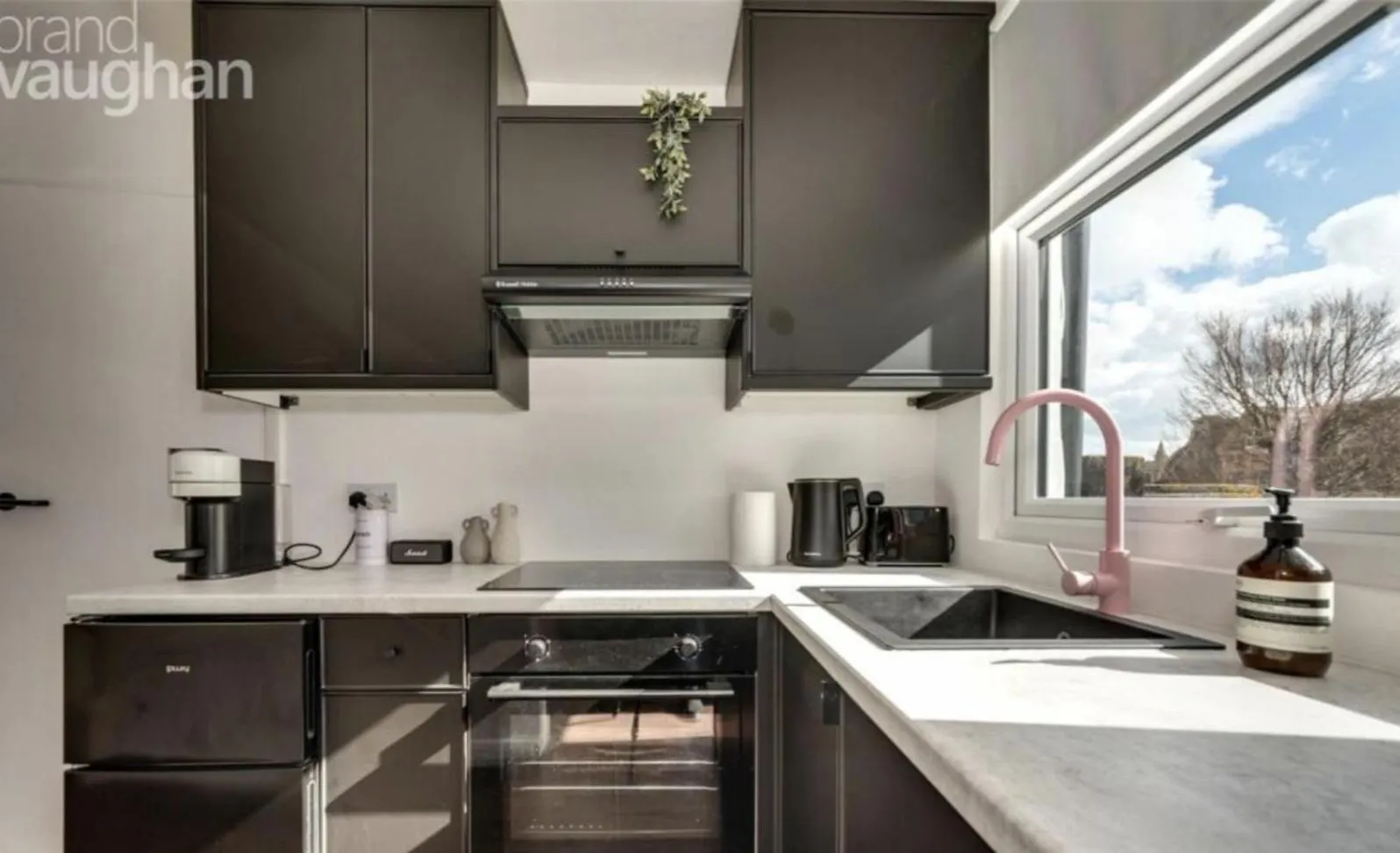Central Hove Quiet Top Floor Flat With Terrace location